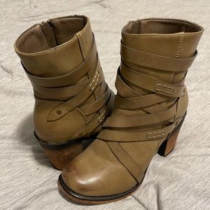 COPY - NWOT Pierre Dumas Boots Size 8